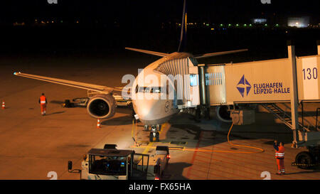 Lufthansa Boeing 737-500 (Registrierung D-AIBL, Memmingen) am Flughafen-Gate (Leipzig Halle, Deutschland) Stockfoto