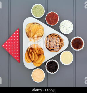 Knackig und Dip Party Essen Auswahl aus Porzellan Schalen. Stockfoto