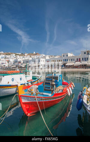 Boote im Hafen von Mykonos, Kykladen, Griechenland verankert Stockfoto