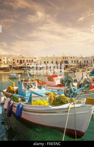 Boote im Hafen von Mykonos, Kykladen, Griechenland verankert Stockfoto