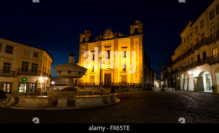 Nächtliche Schuss an der Praça Do Giraldo in Évora, Alentejo, Portugal. Stockfoto