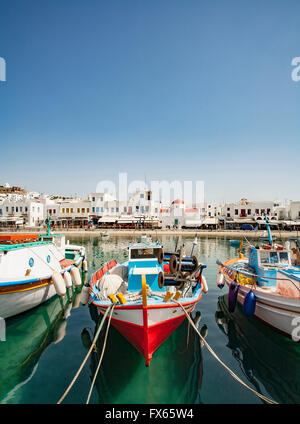 Boote im Hafen von Mykonos, Kykladen, Griechenland verankert Stockfoto