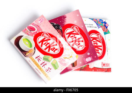 Vielzahl von geschachtelten Aromen von Kitkat aus Japan. Sakura Matcha, rote Bohnen und wa-Ichigo (Erdbeere). Stockfoto