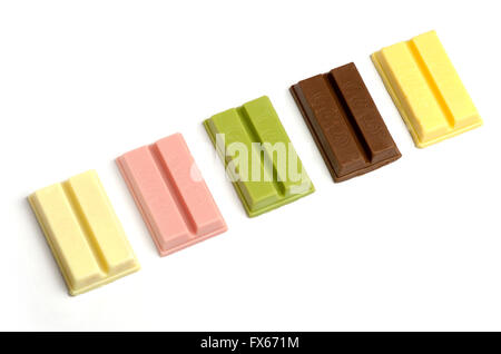 Vielzahl von KitKat Aromen aus Japan. (süße Kartoffeln, rote Bohnen, Matcha (grüner Tee), Himbeer, Willen) Stockfoto