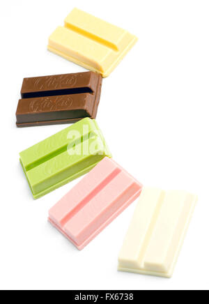 Vielzahl von KitKat Aromen aus Japan. (süße Kartoffeln, rote Bohnen, grünen Tee, Himbeer, Sake) Stockfoto