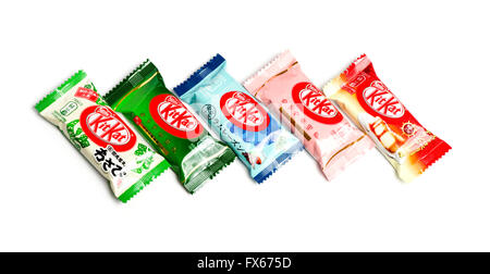 Vielzahl von KitKat Aromen aus Japan. (Wasabi, Matcha (grüner Tee), rum und Rosinen, Himbeere und Erdbeere Käsekuchen) Stockfoto