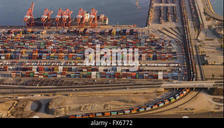 Luftaufnahme des Hafens und industrielle Hafenanlagen Stockfoto