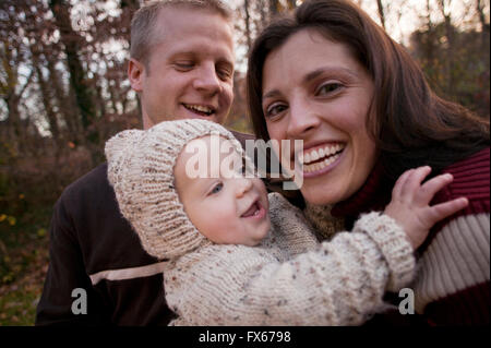 Familie Lachen im freien Stockfoto