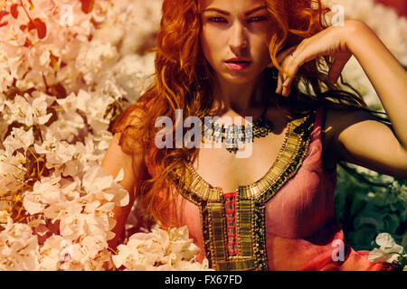 Kaukasischen Frau in blühender Baum Stockfoto