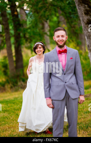 Erster Blick vor der Trauung Braut und Bräutigam an ihrem großen Tag. Stockfoto