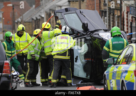 Notdienste, schneiden das Dach einmal ein Auto in einen Unfall verwickelt. Stockfoto