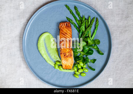 Lachs, Lamm-Salat, Spargel, Soja-Bohnen Stockfoto