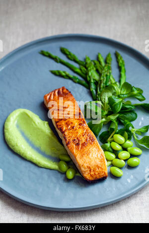 Lachs, Lamm-Salat, Spargel, Soja-Bohnen Stockfoto