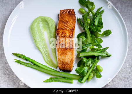Lachs, Lamm-Salat, Spargel, Soja-Bohnen Stockfoto