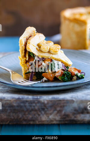 Hausgemachte vegetarische Pie mit Butternut-Kürbis, Spinat, Schafskäse und roten Zwiebeln Stockfoto