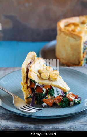 Hausgemachte vegetarische Pie mit Butternut-Kürbis, Spinat, Schafskäse und roten Zwiebeln Stockfoto