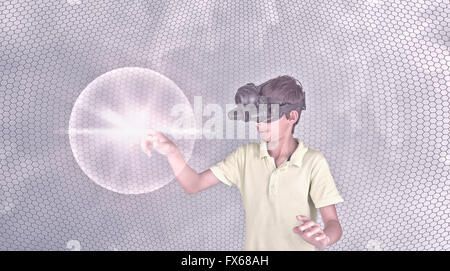 Gemischte Rassen junge tragen virtual-Reality-Schutzbrillen Stockfoto
