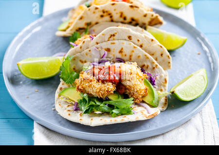 Tacos mit Huhn in Panko Paniermehl Stockfoto