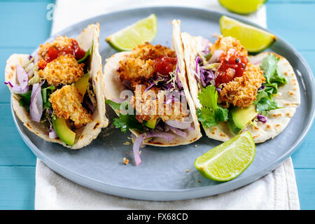 Tacos mit Huhn in Panko Paniermehl Stockfoto