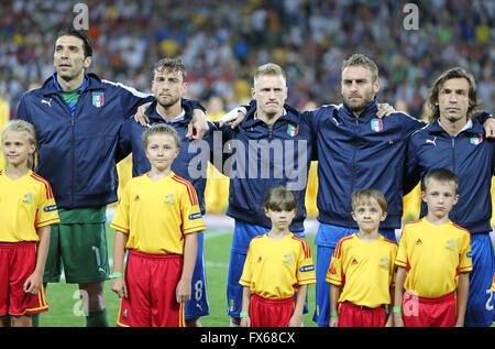 Italien-Fußball-Team-Player und nicht identifizierte junge Fußballer singen die Nationalhymne vor dem Spiel der UEFA EURO 2012 gegen England Stockfoto