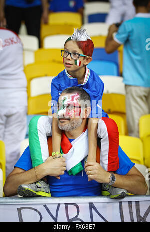 Kiew, UKRAINE - 1. Juli 2012: Italien Fußball Team Anhänger zeigen ihre Unterstützung während der UEFA EURO 2012 Europameisterschaft fina Stockfoto