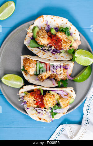 Tacos mit Huhn in Panko Paniermehl Stockfoto