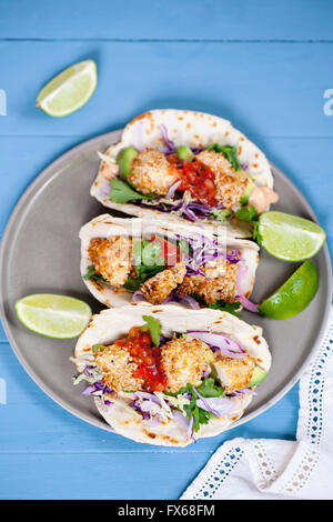 Tacos mit Huhn in Panko Paniermehl Stockfoto