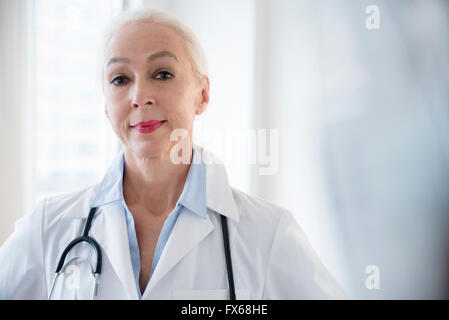 Kaukasische Arzt mit Stethoskop Stockfoto