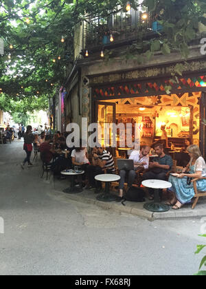 Menschen hängen an einem berühmten Café "Karabatak" in Karakoy neue kommende Populer Viertel von Istanbul Stockfoto