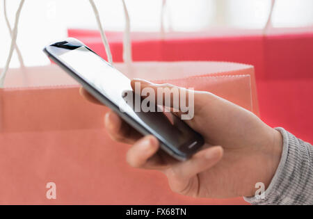 Hispanic Frau Holding Handy Stockfoto