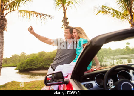 Kaukasische paar nehmen Selfie im Cabrio Stockfoto