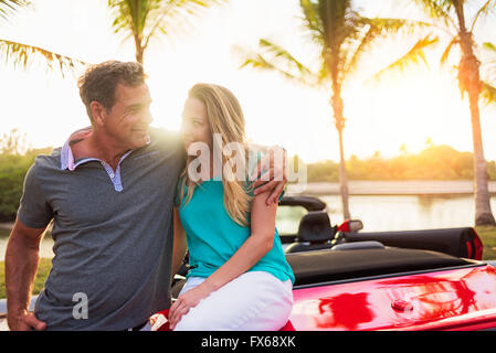 Kaukasische paar sitzt am Cabrio Stockfoto