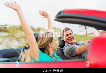 Kaukasische paar im Cabrio fahren Stockfoto