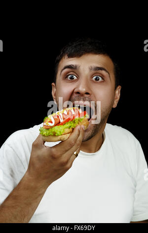 Armenische Mann isst hotdog Stockfoto