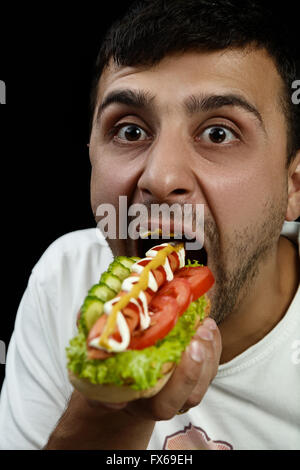 Armenische Mann isst hotdog Stockfoto