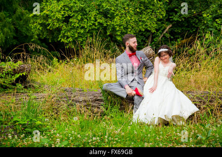 Braut und Bräutigam gemeinsam einen Moment nach ihrer Trauung sitzen und relaxen zusammen. Stockfoto