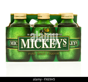 Winneconne, Wisconsin - 15. März 2016: ein six-Pack Bier Mickeys Stockfoto