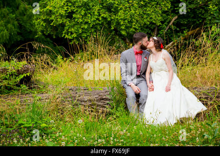 Braut und Bräutigam gemeinsam einen Moment nach ihrer Trauung sitzen und relaxen zusammen. Stockfoto