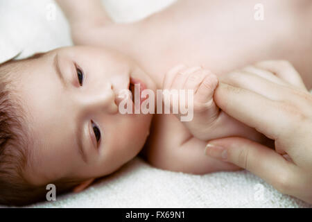 Neugeborenes Baby hält Mutter Finger in seinen Händen. Stockfoto