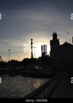 Hinterleuchtete Ansicht der Kolumbus-Statue in Barcelona Stockfoto