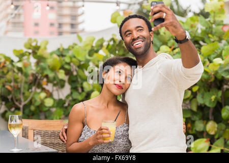 Paar nehmen Selfie im freien Stockfoto