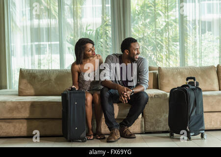 Paar auf Hotel Lobby Sofa sitzen Stockfoto