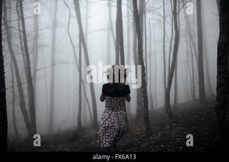 Kaukasische Frau läuft im Wald Stockfoto