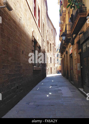 Einer der engen Gassen in El Gotic Viertel von Barcelona Stockfoto