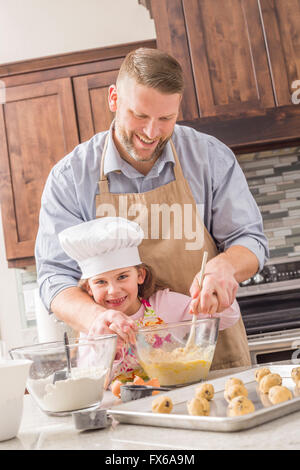 Kaukasische Vater und Tochter Backen in Küche Stockfoto