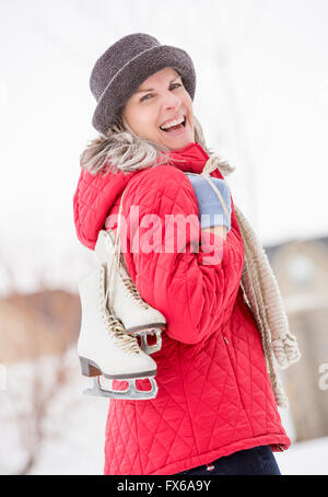 Kaukasische Frau mit Schlittschuhen im freien Stockfoto