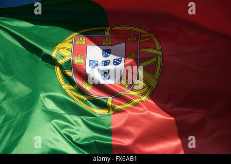 Eine Nahaufnahme von roten und grünen Staatsflagge der portugiesischen Republik, "Bandeira de Portugal". Fliegen im Wind. Stockfoto