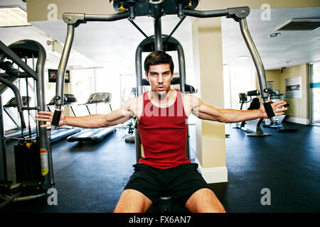 Kaukasischen Mann trainieren Sie im Fitnessraum Stockfoto