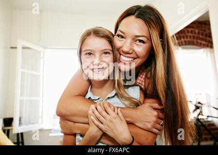 Indianische Mutter und Tochter umarmt Stockfoto