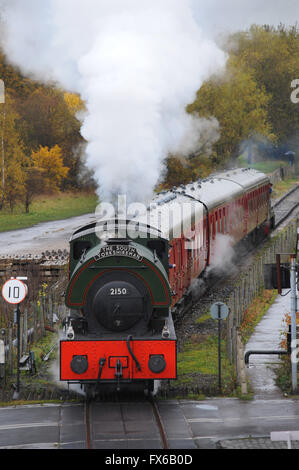 Ein Dampfzug, Ankunft am Bahnhof Elsecar Erbe, Barnsley, South Yorkshire, Großbritannien. Bild: Scott Bairstow/Alamy Stockfoto